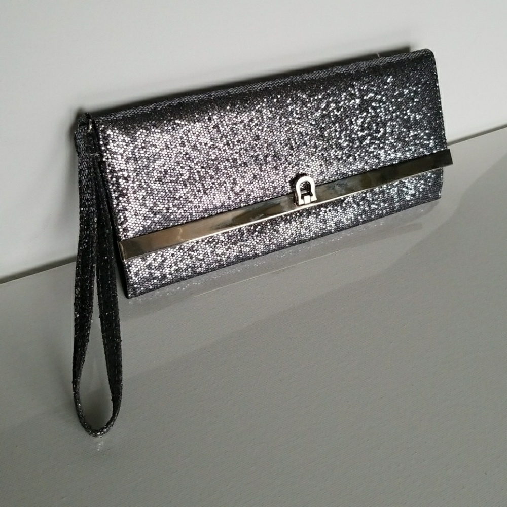 Mundi grey clutch wristlet with sparkles